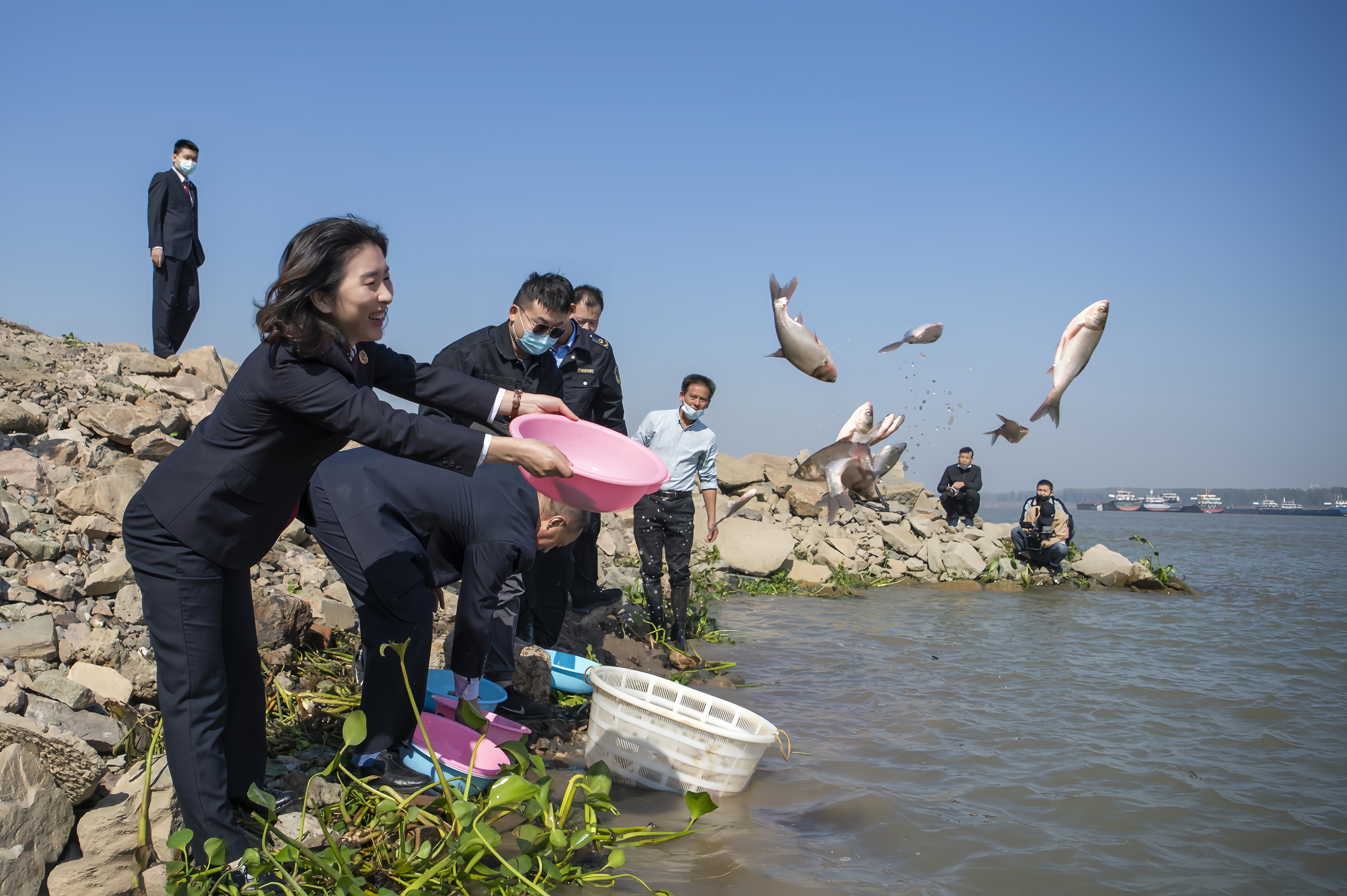 市检察院联合渔政部门开展守护长江生态人人有责  公益诉讼“增殖流放”活动.jpg