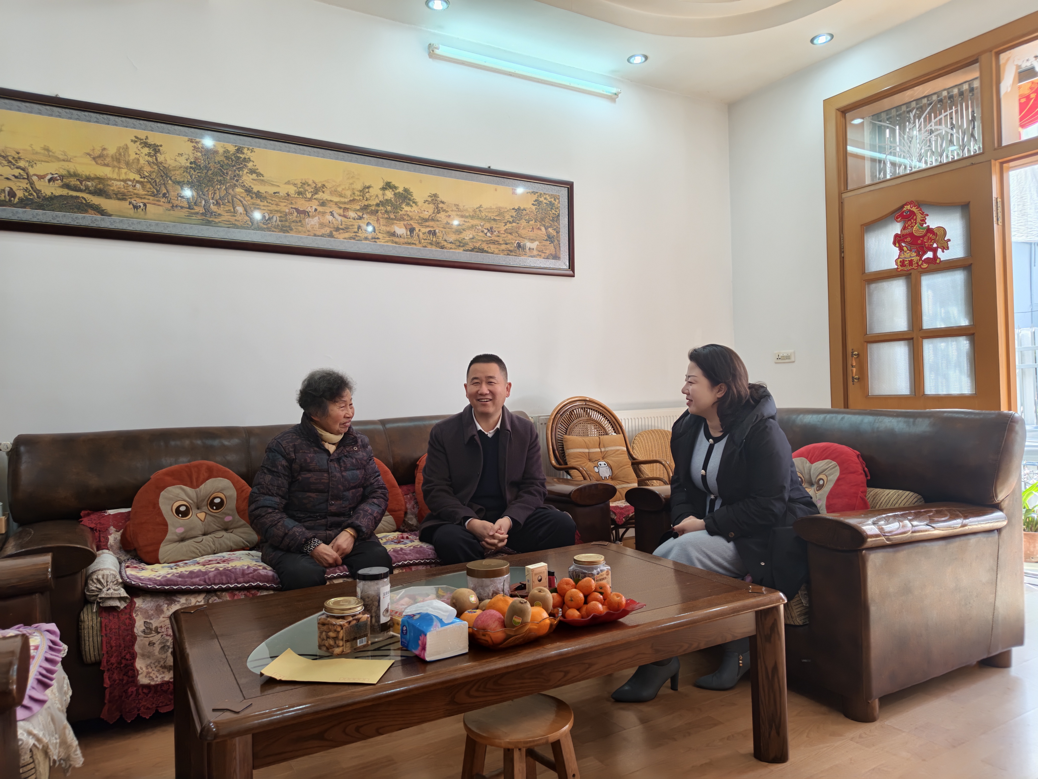 2.12刘来到映月小区慰问王磊同志家（华泰金融控股（香港）有限公司首席执行官）.jpg